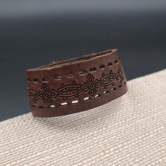 6.5 Inch 3 Button Adjustable Wide Pattern Leather Bracelet B971 - Picture 2 of 6
